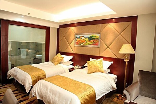 A hotel room with two beds, a large window, a painting on the wall, and a lamp. - Dele Grand Hotel (Xiangcheng)
