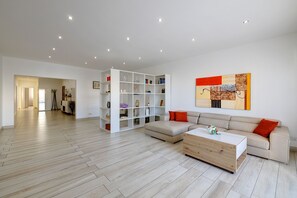 TV - Stylish 3 Bedroom Holiday Apartment in St Julian's (Paceville)