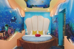 A bedroom with a large bed, a ceiling mural of an underwater scene, and walls painted in blue tones. - Style Fashion Hotel (Linshui Hongfan Square County Government Branch) (Linshui)