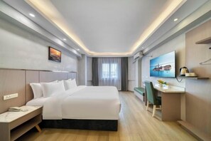 A hotel room with a bed, bedside table, desk, chair, and a TV on the wall. - Style Fashion Hotel (Linshui Hongfan Square County Government Branch) (Linshui)