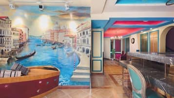 Kolam renang indoor