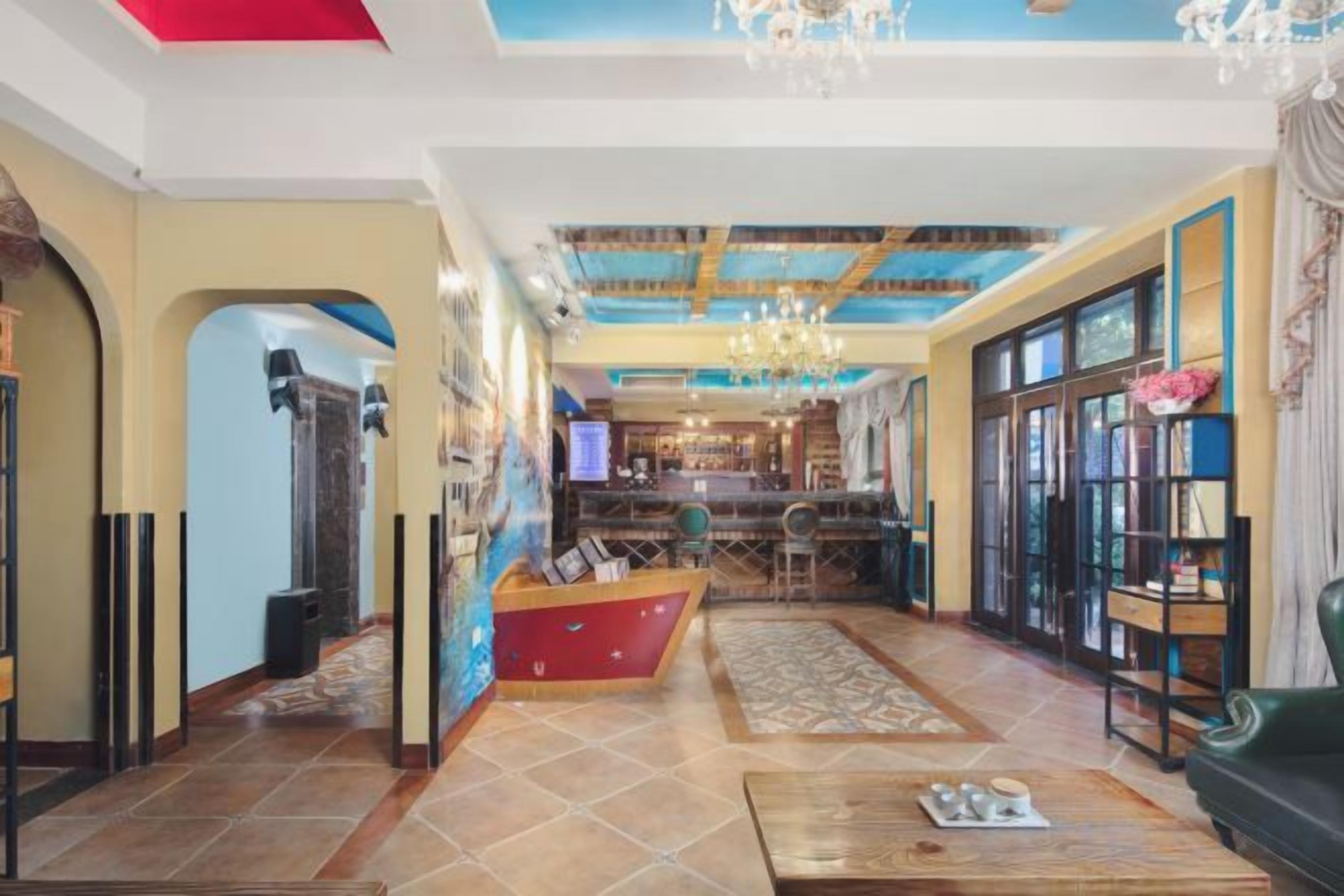 Eine Hotelhalle mit Empfangstresen, Sitzgelegenheiten und einer Bar.