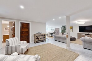 Televisión y chimenea 