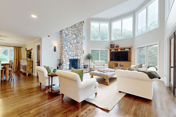 Televisión y chimenea 