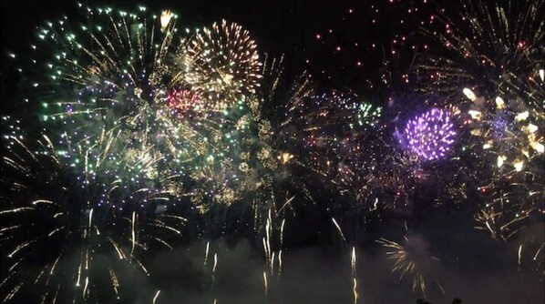 Un ciel nocturne illuminé par des feux d’artifice.