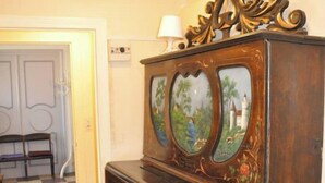 Un mueble de madera con intrincados adornos y un espejo que muestra una escena de paisaje.