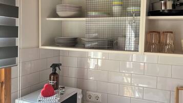 Køleskab, mikrobølgeovn, kogeplade, kaffe-/temaskine