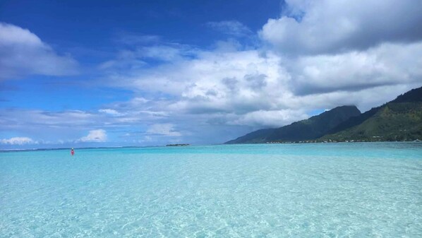 Overlooking a serene turquoise sea and lush mountains, this property offers breathtaking views.