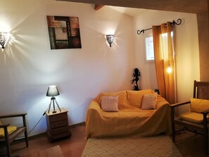 Een televisie en boeken