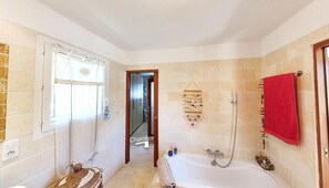 Shower, hair dryer, bidet, towels