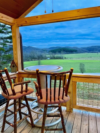 Million Dollar View with Cedar Sauna, Hot Tub and Cold Plunge Tub
