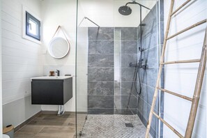 Douche, sèche-cheveux, serviettes fournies