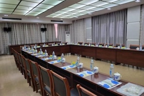 A conference room with a long table, chairs, and a whiteboard. - Yaoli Holiday Hotel (Fuliang)