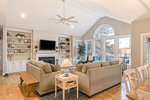 TV, table tennis, streaming services - Lake Anna Waterfront Oasis w/ firepit,boat dock, dog friendly (Mineral)