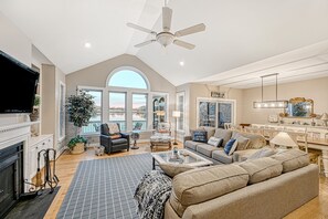 TV, table tennis, streaming services - Lake Anna Waterfront Oasis w/ firepit,boat dock, dog friendly (Mineral)