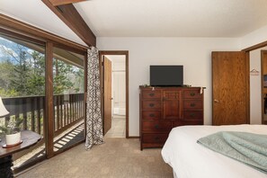 3 bedrooms, iron/ironing board, travel crib, internet