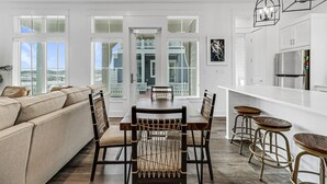 Una cocina moderna con armarios blancos y un refrigerador de acero inoxidable.