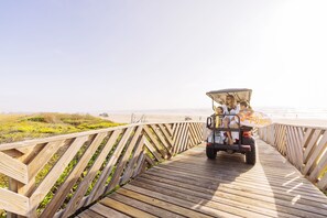 Beach nearby - Incredible home with pool, patio, washer/dryer, & full kitchen - golf on-site (Port Aransas)