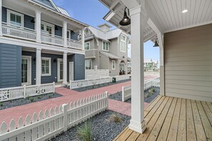 Terrace/patio - Incredible home with pool, patio, washer/dryer, & full kitchen - golf on-site (Port Aransas)