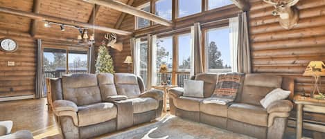 Smart-TV, Kamin, Stereoanlage