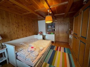 5 Schlafzimmer, Schreibtisch, Bügeleisen/Bügelbrett, Reisekinderbett