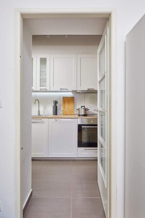 冷蔵庫、電子レンジ、オーブン、コンロ