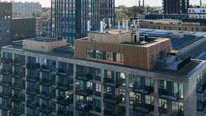 A modern high-rise building with a grid of windows and a flat roof. - City Apartment in Copenhagen with 1 bedrooms sleeps 2 (Copenhagen)