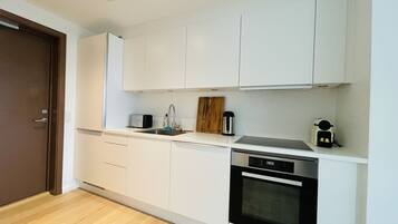 Fridge, oven, stovetop, dishwasher