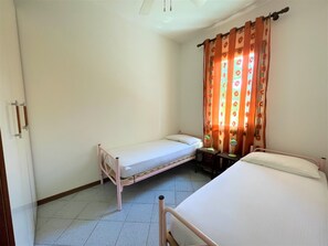 3 bedrooms, bed sheets