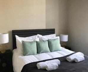 8 Schlafzimmer, Bügeleisen/Bügelbrett, Reisekinderbett, WLAN