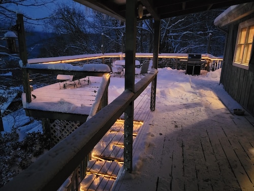 Quiet 3 bedroom cabin in the woods, amazing mountain and lake views, huge deck