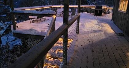 Quiet 3 bedroom cabin in the woods, amazing mountain and lake views, huge deck