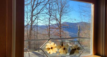 Quiet 3 bedroom cabin in the woods, amazing mountain and lake views, huge deck