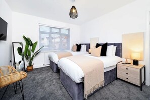 4 bedrooms, iron/ironing board, WiFi, bed sheets - Haydon House Summary: (Stoke-on-Trent)