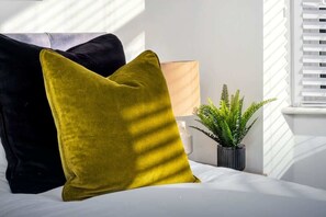 4 bedrooms, iron/ironing board, WiFi, bed sheets