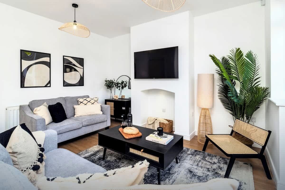 Televisión y oficina 