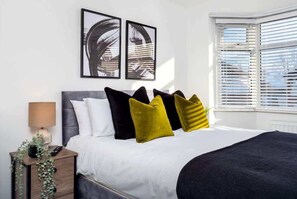 4 bedrooms, iron/ironing board, WiFi, bed sheets