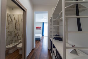 Minibar, escritorio, cortinas blackout y sistema de insonorización 