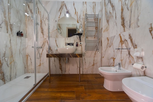 Junior Quadruple Room | Bathroom