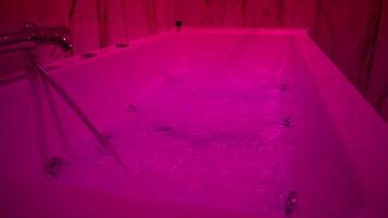 Suite | Bagno | Doccia, soffione a pioggia, set di cortesia firmato, asciugacapelli