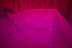 Suite | Bad | Dusj, regndusjhode, designertoalettartikler og hårføner