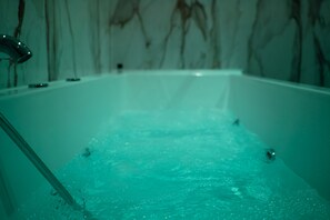 Suite | Baño | Regadera, regadera tipo lluvia, amenidades de baño de diseñador 