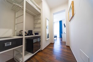 Minibar, escritorio, cortinas blackout y sistema de insonorización 