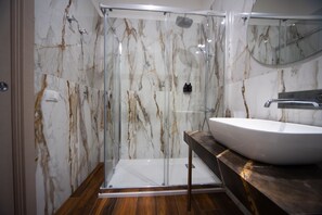 Junior-Vierbettzimmer | Badezimmer | Dusche, Regendusche, Designer-Toilettenartikel, Haartrockner