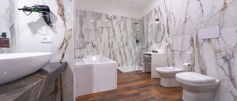 Suite | Baño | Regadera, regadera tipo lluvia, amenidades de baño de diseñador