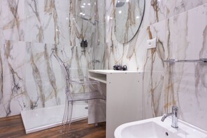 Suite | Badezimmer | Dusche, Regendusche, Designer-Toilettenartikel, Haartrockner
