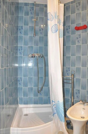 Shower, bidet, towels, soap - Studio overlooking Parc and Lac d'Allier, 5' from the spa (Vichy)