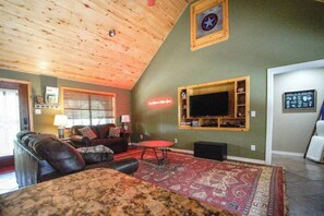 TV, offices - San Marcos Riverfront/Sleeps 18/2 acres (Martindale)