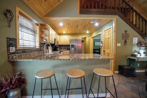 Fridge, microwave, oven, stovetop - San Marcos Riverfront/Sleeps 18/2 acres (Martindale)