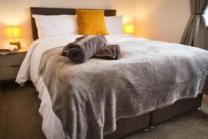 3 bedrooms, WiFi, bed sheets - Parkway House - Modern with great transport links (Stoke Gifford)